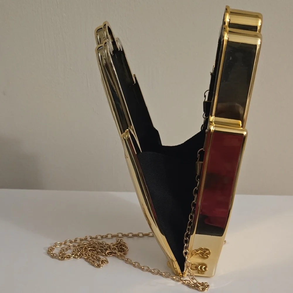 Hand Shaped Chain Crossbody Bag - Picture 2 of 9